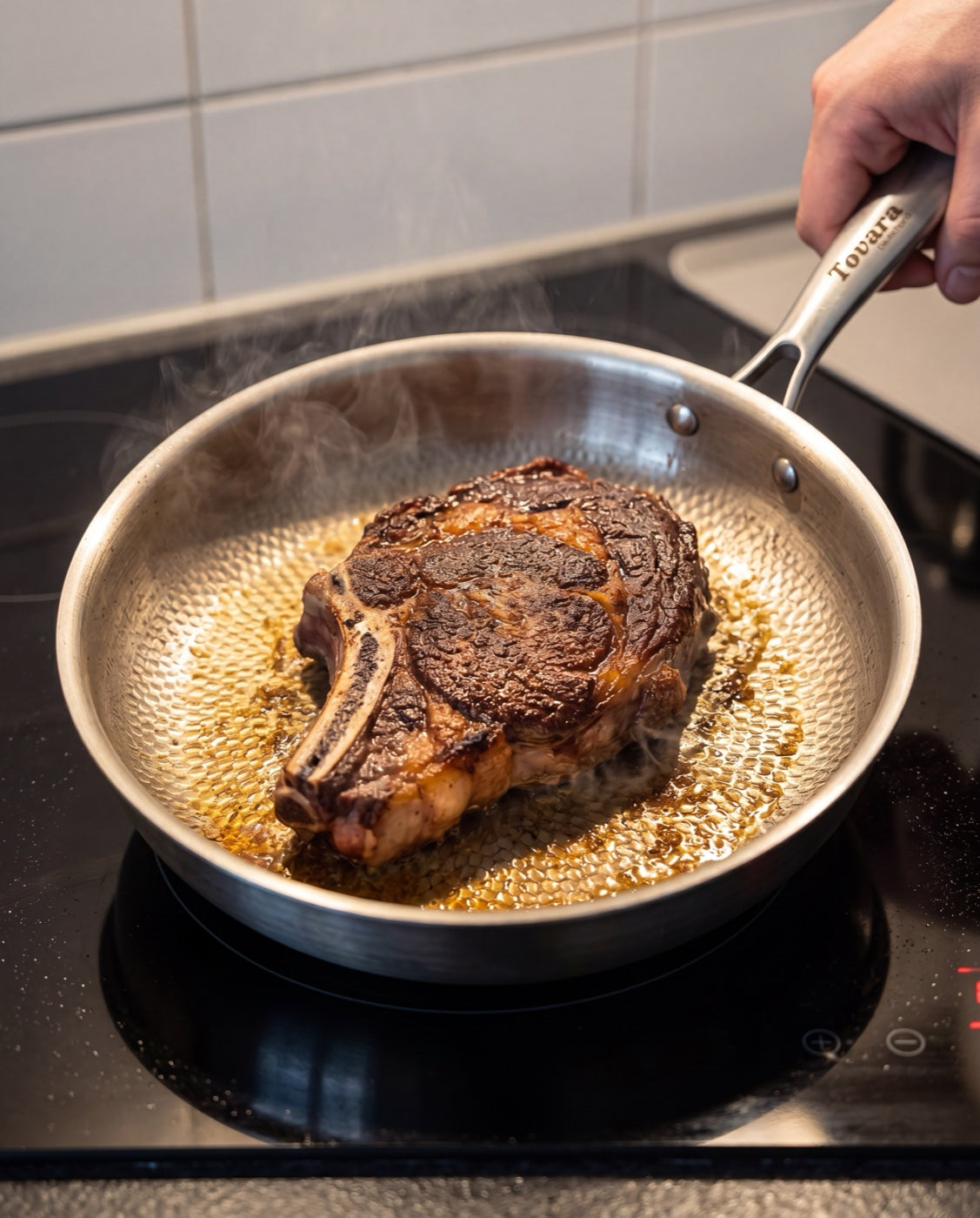 Steak mit dunkler Kruste brät auf hoher Hitze in der Tovara TitaniumPro