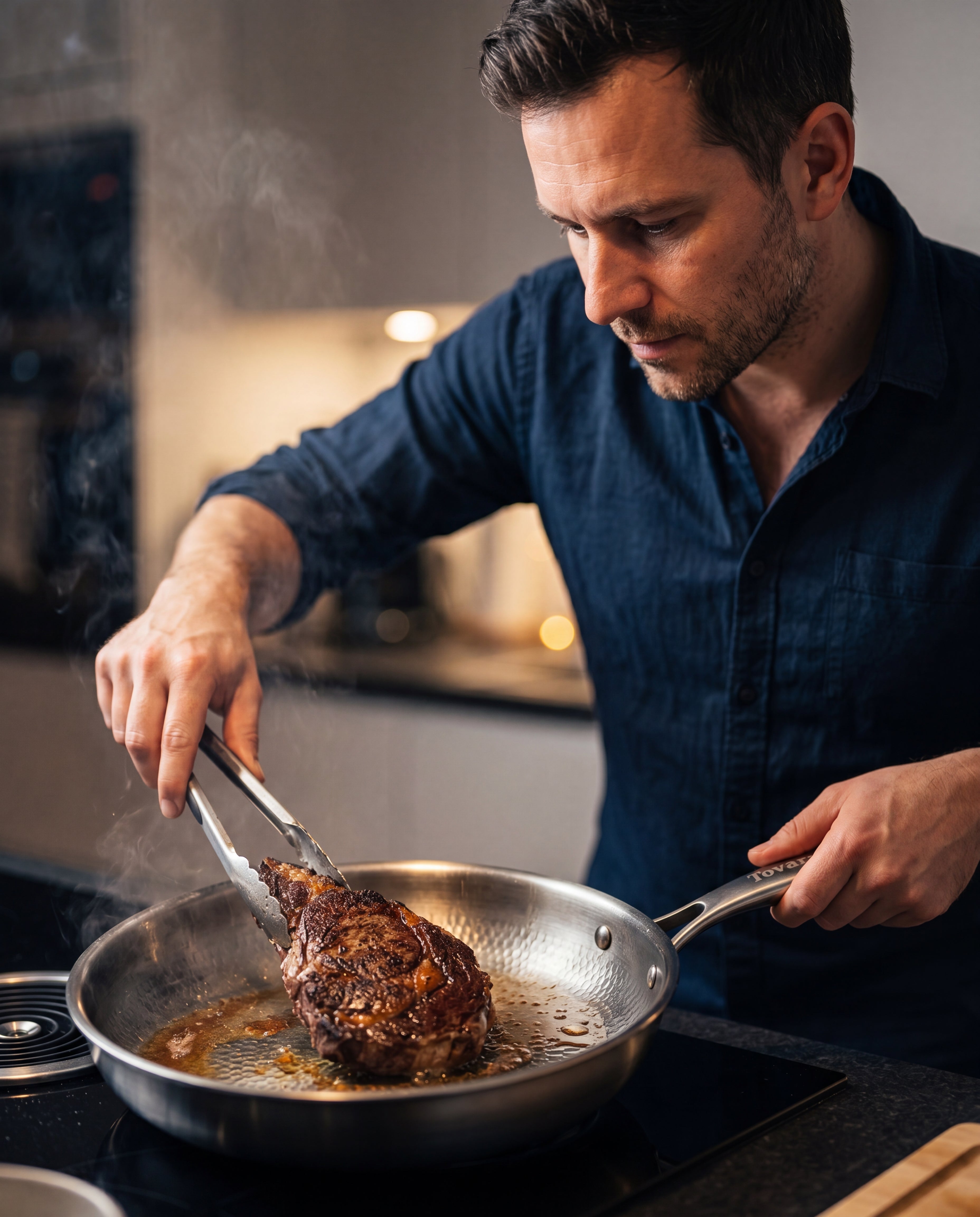 Mann brät ein Steak in der TitaniumPro Pfanne